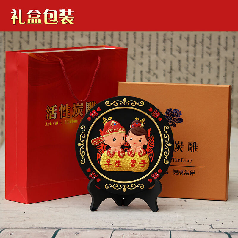 門扉喜結良緣 一尊活性炭雕，兩心永恒見證